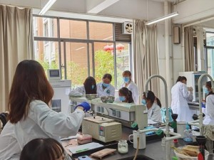 生物老师上课全班做了_生物老师上课全班做了实验，你知道他们做了什么实验吗？